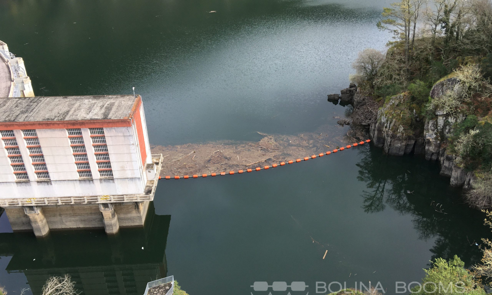 Log Screen Boom in the river To prevent the spread of floating debris next to the critical construction